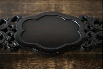 和製ビンテージ　超美品!!　唐木材　繊細な透かし彫りが魅せる格調高き八足中卓　定価約20万円　(R-083421)