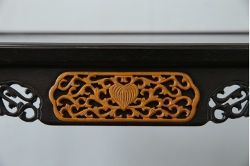 和製ビンテージ　超美品!!　唐木材　繊細な透かし彫りが魅せる格調高き八足中卓　定価約20万円　(R-083421)