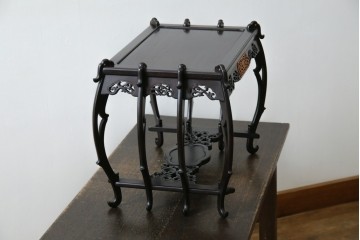 和製ビンテージ　超美品!!　唐木材　繊細な透かし彫りが魅せる格調高き八足中卓　定価約20万円　(R-083421)