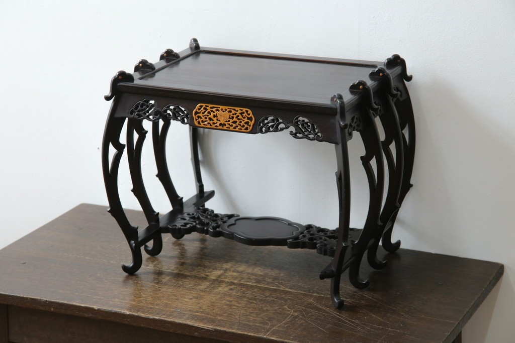 和製ビンテージ　超美品!!　唐木材　繊細な透かし彫りが魅せる格調高き八足中卓　定価約20万円　(R-083421)