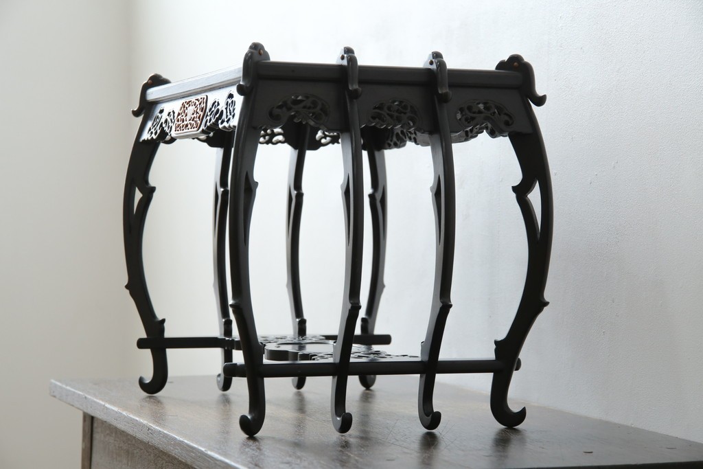 和製ビンテージ　超美品!!　唐木材　繊細な透かし彫りが魅せる格調高き八足中卓　定価約20万円　(R-083421)