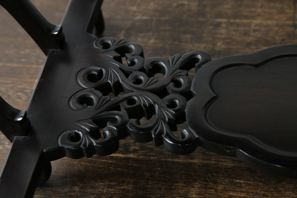 和製ビンテージ　超美品!!　唐木材　繊細な透かし彫りが魅せる格調高き八足中卓　定価約20万円　(R-083421)