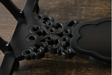 和製ビンテージ　超美品!!　唐木材　繊細な透かし彫りが魅せる格調高き八足中卓　定価約20万円　(R-083421)