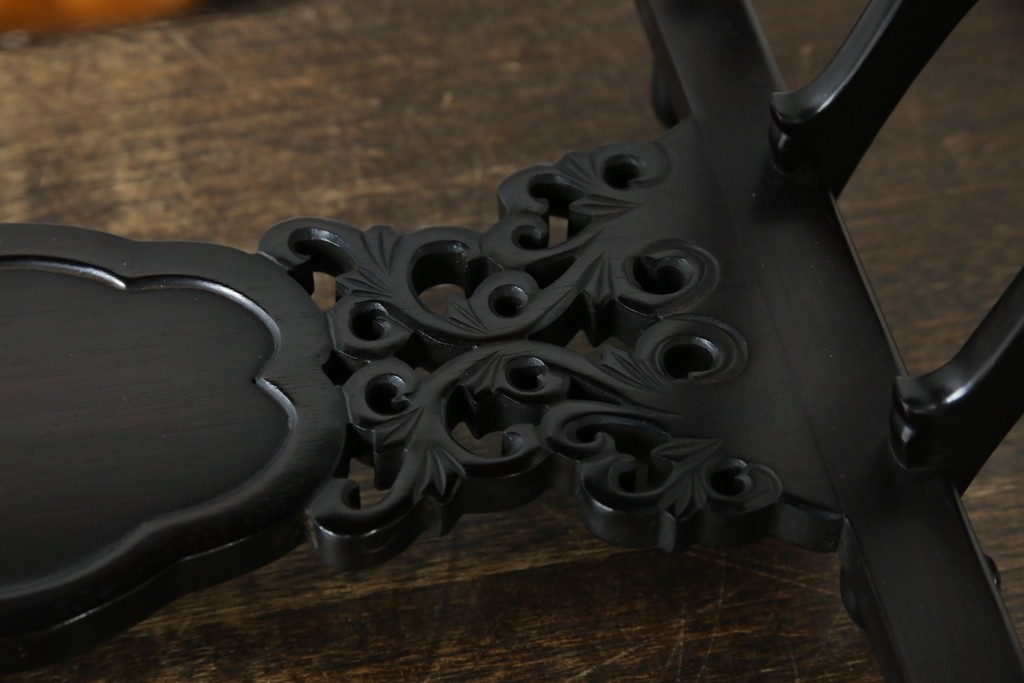 和製ビンテージ　超美品!!　唐木材　繊細な透かし彫りが魅せる格調高き八足中卓　定価約20万円　(R-083421)