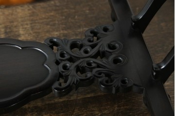 和製ビンテージ　超美品!!　唐木材　繊細な透かし彫りが魅せる格調高き八足中卓　定価約20万円　(R-083421)