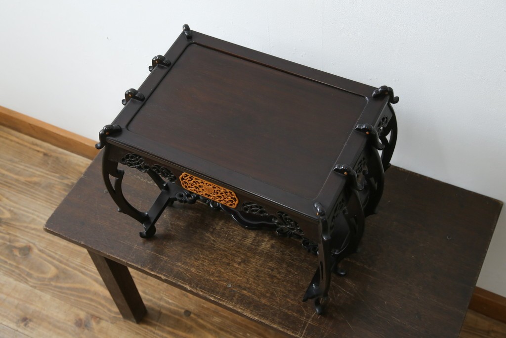 和製ビンテージ　超美品!!　唐木材　繊細な透かし彫りが魅せる格調高き八足中卓　定価約20万円　(R-083421)