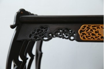 和製ビンテージ　超美品!!　唐木材　繊細な透かし彫りが魅せる格調高き八足中卓　定価約20万円　(R-083421)