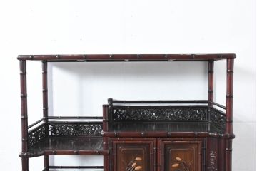 和製ビンテージ　超美品　シタン(紫檀)材　竹の意匠と花鳥彫刻の最高級飾り棚(茶棚、茶箪笥、収納棚、飾り棚、戸棚、サイドボード、ヴィンテージ)(定価約200万円)(R-083422)