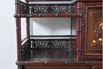 和製ビンテージ　超美品　シタン(紫檀)材　竹の意匠と花鳥彫刻の最高級飾り棚(茶棚、茶箪笥、収納棚、飾り棚、戸棚、サイドボード、ヴィンテージ)(定価約200万円)(R-083422)