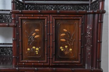 和製ビンテージ　超美品　シタン(紫檀)材　竹の意匠と花鳥彫刻の最高級飾り棚(茶棚、茶箪笥、収納棚、飾り棚、戸棚、サイドボード、ヴィンテージ)(定価約200万円)(R-083422)