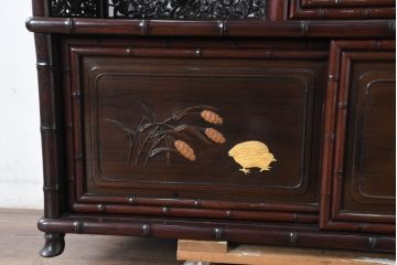 和製ビンテージ　超美品　シタン(紫檀)材　竹の意匠と花鳥彫刻の最高級飾り棚(茶棚、茶箪笥、収納棚、飾り棚、戸棚、サイドボード、ヴィンテージ)(定価約200万円)(R-083422)