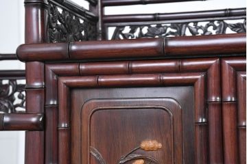 和製ビンテージ　超美品　シタン(紫檀)材　竹の意匠と花鳥彫刻の最高級飾り棚(茶棚、茶箪笥、収納棚、飾り棚、戸棚、サイドボード、ヴィンテージ)(定価約200万円)(R-083422)