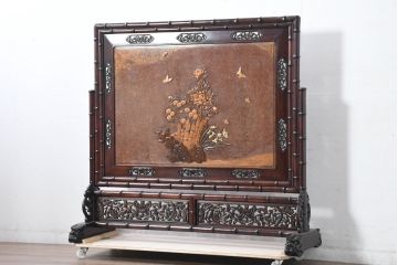 和製ビンテージ　超美品　最高級　シタン(紫檀)材とカリン(花梨)材　鳥眼杢を背景に竹の意匠と花蝶図の彫刻が映える雅な衝立て(衝い立て、パーテーション、仕切り、ヴィンテージ)(R-083423)