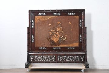 和製ビンテージ　超美品　最高級　シタン(紫檀)材とカリン(花梨)材　鳥眼杢を背景に竹の意匠と花蝶図の彫刻が映える雅な衝立て(衝い立て、パーテーション、仕切り、ヴィンテージ)(R-083423)