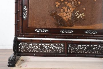 和製ビンテージ　超美品　最高級　シタン(紫檀)材とカリン(花梨)材　鳥眼杢を背景に竹の意匠と花蝶図の彫刻が映える雅な衝立て(衝い立て、パーテーション、仕切り、ヴィンテージ)(R-083423)