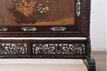 和製ビンテージ　超美品　最高級　シタン(紫檀)材とカリン(花梨)材　鳥眼杢を背景に竹の意匠と花蝶図の彫刻が映える雅な衝立て(衝い立て、パーテーション、仕切り、ヴィンテージ)(R-083423)