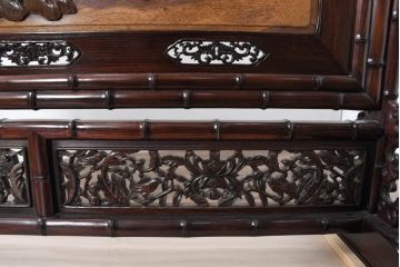和製ビンテージ　超美品　最高級　シタン(紫檀)材とカリン(花梨)材　鳥眼杢を背景に竹の意匠と花蝶図の彫刻が映える雅な衝立て(衝い立て、パーテーション、仕切り、ヴィンテージ)(R-083423)