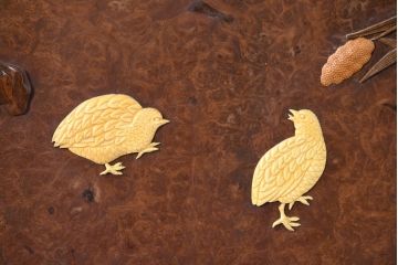 和製ビンテージ　超美品　最高級　シタン(紫檀)材とカリン(花梨)材　鳥眼杢を背景に竹の意匠と花蝶図の彫刻が映える雅な衝立て(衝い立て、パーテーション、仕切り、ヴィンテージ)(R-083423)
