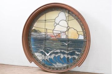 和製アンティーク　大正ロマン　丸型　芸術作品として観賞用にもぴったりの海辺(灯台と夕日)を描いた大きなステンドグラスフィックス窓1枚(建具、明かり取り、明り取り、FIX窓、ガラス窓、嵌め殺し、ディスプレイ、アート)(R-083433)