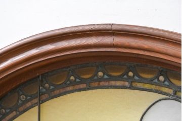和製アンティーク　大正ロマン　丸型　芸術作品として観賞用にもぴったりの海辺(灯台と夕日)を描いた大きなステンドグラスフィックス窓1枚(建具、明かり取り、明り取り、FIX窓、ガラス窓、嵌め殺し、ディスプレイ、アート)(R-083433)