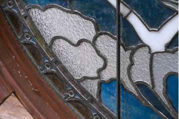 和製アンティーク　大正ロマン　丸型　芸術作品として観賞用にもぴったりの海辺(灯台と夕日)を描いた大きなステンドグラスフィックス窓1枚(建具、明かり取り、明り取り、FIX窓、ガラス窓、嵌め殺し、ディスプレイ、アート)(R-083433)