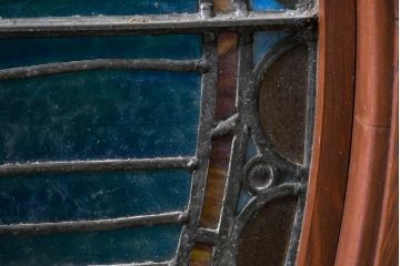 和製アンティーク　大正ロマン　丸型　芸術作品として観賞用にもぴったりの海辺(灯台と夕日)を描いた大きなステンドグラスフィックス窓1枚(建具、明かり取り、明り取り、FIX窓、ガラス窓、嵌め殺し、ディスプレイ、アート)(R-083433)