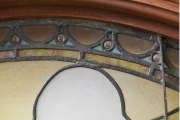 和製アンティーク　大正ロマン　丸型　芸術作品として観賞用にもぴったりの海辺(灯台と夕日)を描いた大きなステンドグラスフィックス窓1枚(建具、明かり取り、明り取り、FIX窓、ガラス窓、嵌め殺し、ディスプレイ、アート)(R-083433)