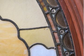 和製アンティーク　大正ロマン　丸型　芸術作品として観賞用にもぴったりの海辺(灯台と夕日)を描いた大きなステンドグラスフィックス窓1枚(建具、明かり取り、明り取り、FIX窓、ガラス窓、嵌め殺し、ディスプレイ、アート)(R-083433)