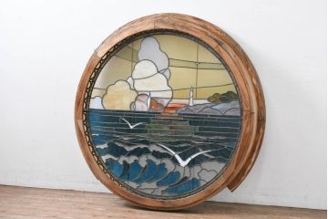和製アンティーク　大正ロマン　丸型　芸術作品として観賞用にもぴったりの海辺(灯台と夕日)を描いた大きなステンドグラスフィックス窓1枚(建具、明かり取り、明り取り、FIX窓、ガラス窓、嵌め殺し、ディスプレイ、アート)(R-083433)