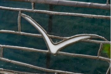 和製アンティーク　大正ロマン　丸型　芸術作品として観賞用にもぴったりの海辺(灯台と夕日)を描いた大きなステンドグラスフィックス窓1枚(建具、明かり取り、明り取り、FIX窓、ガラス窓、嵌め殺し、ディスプレイ、アート)(R-083433)