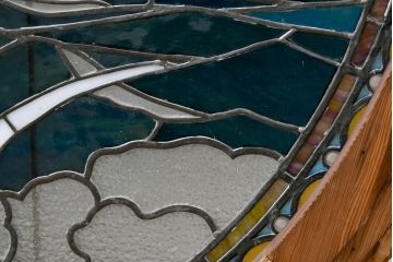 和製アンティーク　大正ロマン　丸型　芸術作品として観賞用にもぴったりの海辺(灯台と夕日)を描いた大きなステンドグラスフィックス窓1枚(建具、明かり取り、明り取り、FIX窓、ガラス窓、嵌め殺し、ディスプレイ、アート)(R-083433)