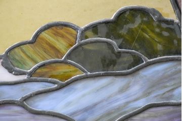和製アンティーク　大正ロマン　丸型　芸術作品として観賞用にもぴったりの海辺(灯台と夕日)を描いた大きなステンドグラスフィックス窓1枚(建具、明かり取り、明り取り、FIX窓、ガラス窓、嵌め殺し、ディスプレイ、アート)(R-083433)