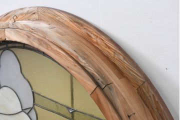 和製アンティーク　大正ロマン　丸型　芸術作品として観賞用にもぴったりの海辺(灯台と夕日)を描いた大きなステンドグラスフィックス窓1枚(建具、明かり取り、明り取り、FIX窓、ガラス窓、嵌め殺し、ディスプレイ、アート)(R-083433)