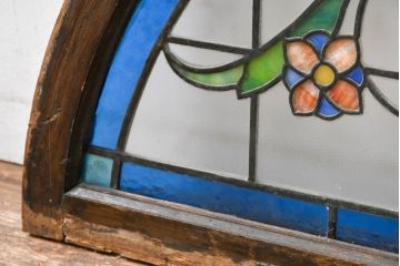 和製アンティーク　大正ロマン　半円型　草花を描いた美しいステンドグラス窓1枚(アーチ型、建具、明かり取り、明り取り、FIX窓、ガラス窓、嵌め殺し、ディスプレイ、アート)(R-083434)