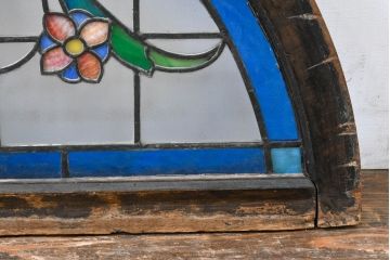 和製アンティーク　大正ロマン　半円型　草花を描いた美しいステンドグラス窓1枚(アーチ型、建具、明かり取り、明り取り、FIX窓、ガラス窓、嵌め殺し、ディスプレイ、アート)(R-083434)