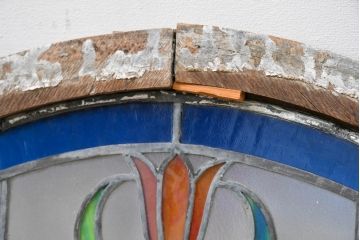 和製アンティーク　大正ロマン　半円型　草花を描いた美しいステンドグラス窓1枚(アーチ型、建具、明かり取り、明り取り、FIX窓、ガラス窓、嵌め殺し、ディスプレイ、アート)(R-083434)