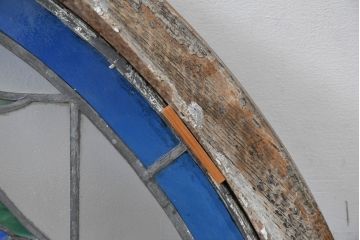 和製アンティーク　大正ロマン　半円型　草花を描いた美しいステンドグラス窓1枚(アーチ型、建具、明かり取り、明り取り、FIX窓、ガラス窓、嵌め殺し、ディスプレイ、アート)(R-083434)