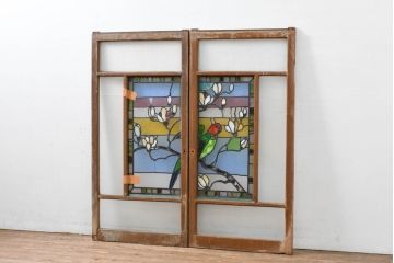 和製アンティーク　大正ロマン　芸術作品として観賞用にもぴったりの花鳥(木蓮とインコ)を描いたステンドグラス窓2枚セット(建具、明り取り、ガラス戸、ディスプレイ、アート)(R-083435)