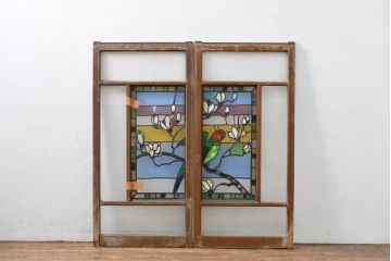 和製アンティーク　大正ロマン　芸術作品として観賞用にもぴったりの花鳥(木蓮とインコ)を描いたステンドグラス窓2枚セット(建具、明り取り、ガラス戸、ディスプレイ、アート)(R-083435)