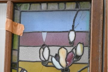 和製アンティーク　大正ロマン　芸術作品として観賞用にもぴったりの花鳥(木蓮とインコ)を描いたステンドグラス窓2枚セット(建具、明り取り、ガラス戸、ディスプレイ、アート)(R-083435)