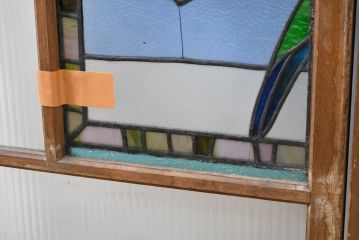 和製アンティーク　大正ロマン　芸術作品として観賞用にもぴったりの花鳥(木蓮とインコ)を描いたステンドグラス窓2枚セット(建具、明り取り、ガラス戸、ディスプレイ、アート)(R-083435)