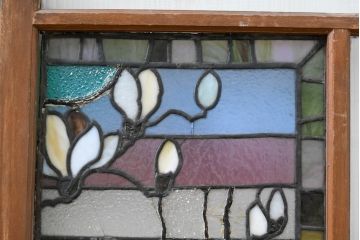 和製アンティーク　大正ロマン　芸術作品として観賞用にもぴったりの花鳥(木蓮とインコ)を描いたステンドグラス窓2枚セット(建具、明り取り、ガラス戸、ディスプレイ、アート)(R-083435)