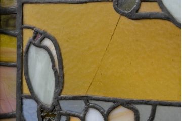 和製アンティーク　大正ロマン　芸術作品として観賞用にもぴったりの花鳥(木蓮とインコ)を描いたステンドグラス窓2枚セット(建具、明り取り、ガラス戸、ディスプレイ、アート)(R-083435)