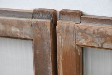 和製アンティーク　大正ロマン　芸術作品として観賞用にもぴったりの花鳥(木蓮とインコ)を描いたステンドグラス窓2枚セット(建具、明り取り、ガラス戸、ディスプレイ、アート)(R-083435)