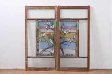 和製アンティーク　大正ロマン　芸術作品として観賞用にもぴったりの花鳥(木蓮とインコ)を描いたステンドグラス窓2枚セット(建具、明り取り、ガラス戸、ディスプレイ、アート)(R-083435)