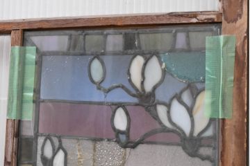 和製アンティーク　大正ロマン　芸術作品として観賞用にもぴったりの花鳥(木蓮とインコ)を描いたステンドグラス窓2枚セット(建具、明り取り、ガラス戸、ディスプレイ、アート)(R-083435)