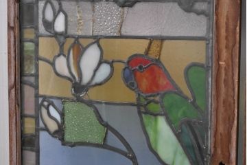 和製アンティーク　大正ロマン　芸術作品として観賞用にもぴったりの花鳥(木蓮とインコ)を描いたステンドグラス窓2枚セット(建具、明り取り、ガラス戸、ディスプレイ、アート)(R-083435)