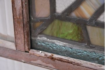 和製アンティーク　大正ロマン　芸術作品として観賞用にもぴったりの花鳥(木蓮とインコ)を描いたステンドグラス窓2枚セット(建具、明り取り、ガラス戸、ディスプレイ、アート)(R-083435)