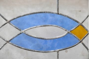 和製アンティーク　大正ロマン　涼し気で優しい色合いが魅力的な面取りガラス入りステンドグラス窓1枚(建具、ガラス欄間、明り取り、FIX窓、ガラス窓、嵌め殺し、ディスプレイ、アート)(R-083439)