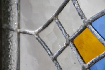 和製アンティーク　大正ロマン　涼し気で優しい色合いが魅力的な面取りガラス入りステンドグラス窓1枚(建具、ガラス欄間、明り取り、FIX窓、ガラス窓、嵌め殺し、ディスプレイ、アート)(R-083439)